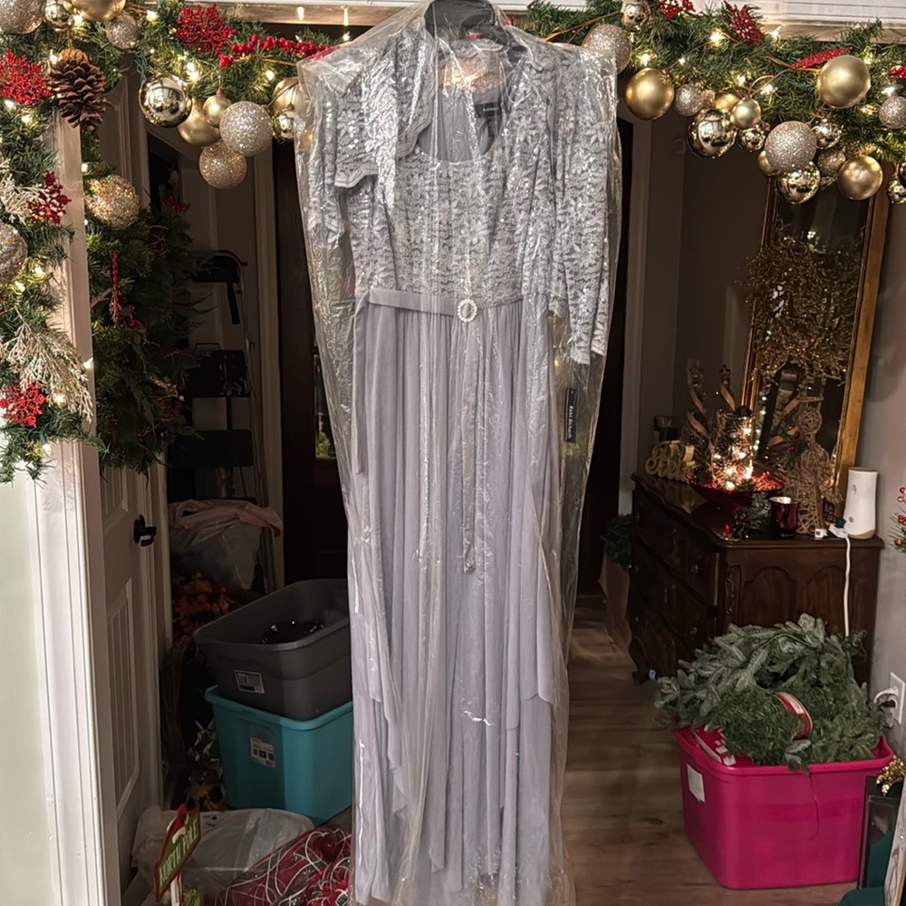 Two piece gray R&M Richards size 8 style 7300 evening dress brand new with tags